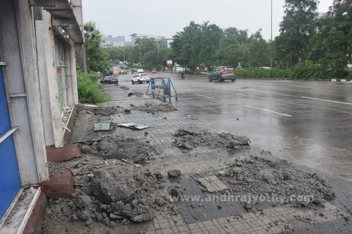 గుంతల రోడ్లు.. భారీగా ట్రాఫిక్‌ జామ్‌లు