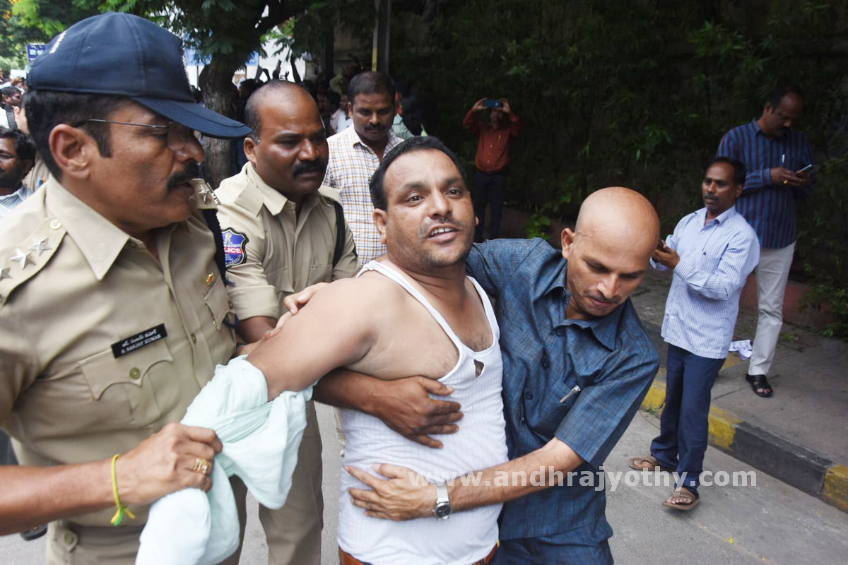 ‘సమగ్ర శిక్ష’ ఉద్యోగుల అరెస్ట్‌
