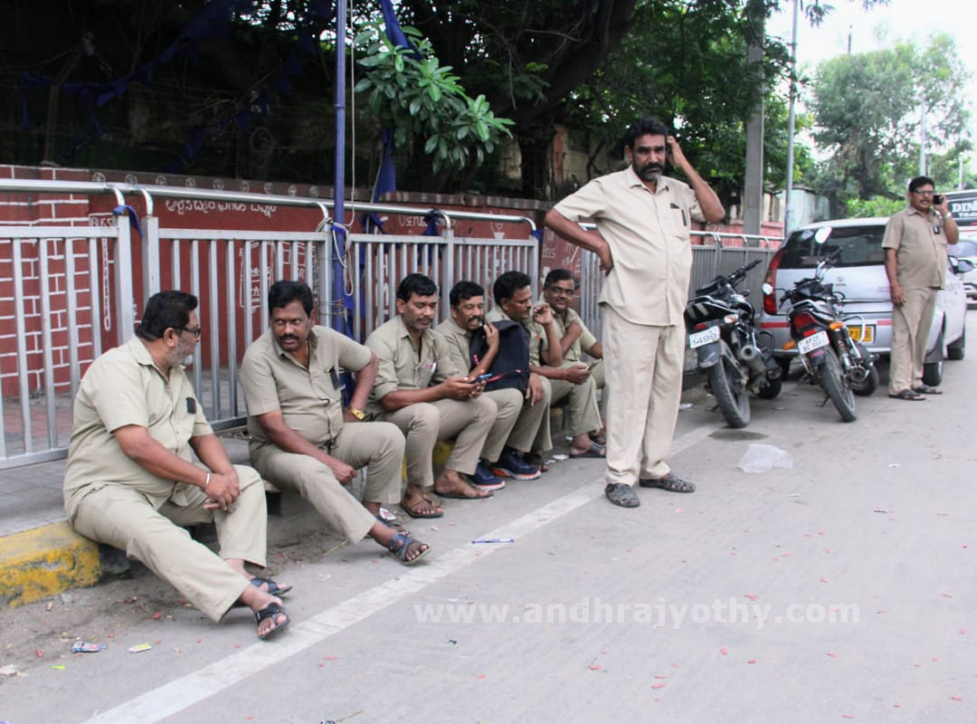 కార్మికుల సమ్మె.. ప్రయాణికుల అవస్థలు