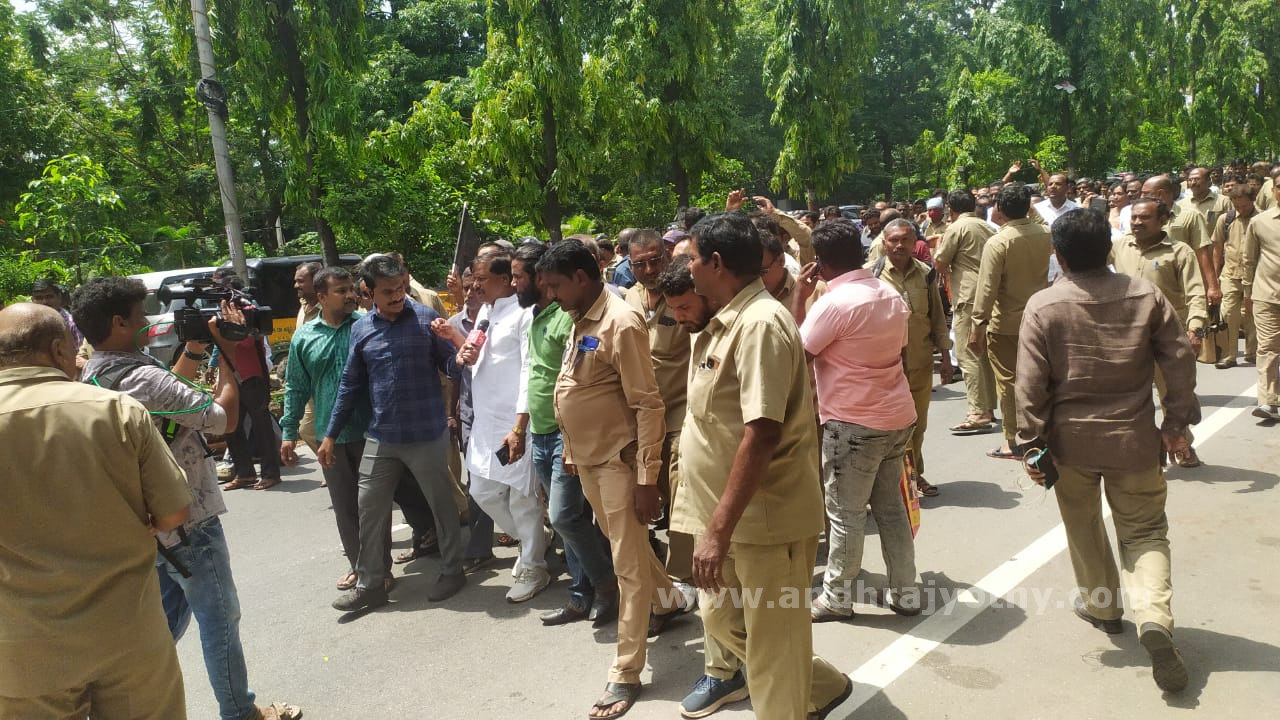 కార్మికుల సమ్మె.. ప్రయాణికుల అవస్థలు