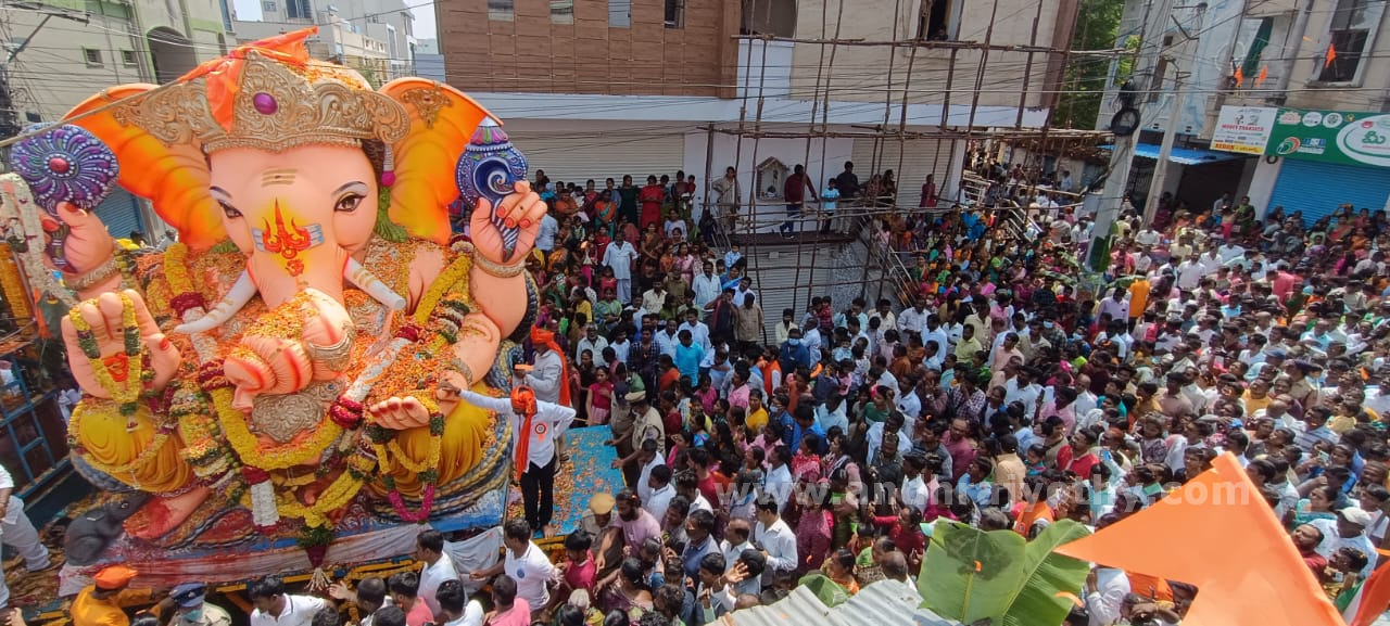 చార్మినార్‌ దాటిన బాలాపూర్‌ గణనాథుడు 