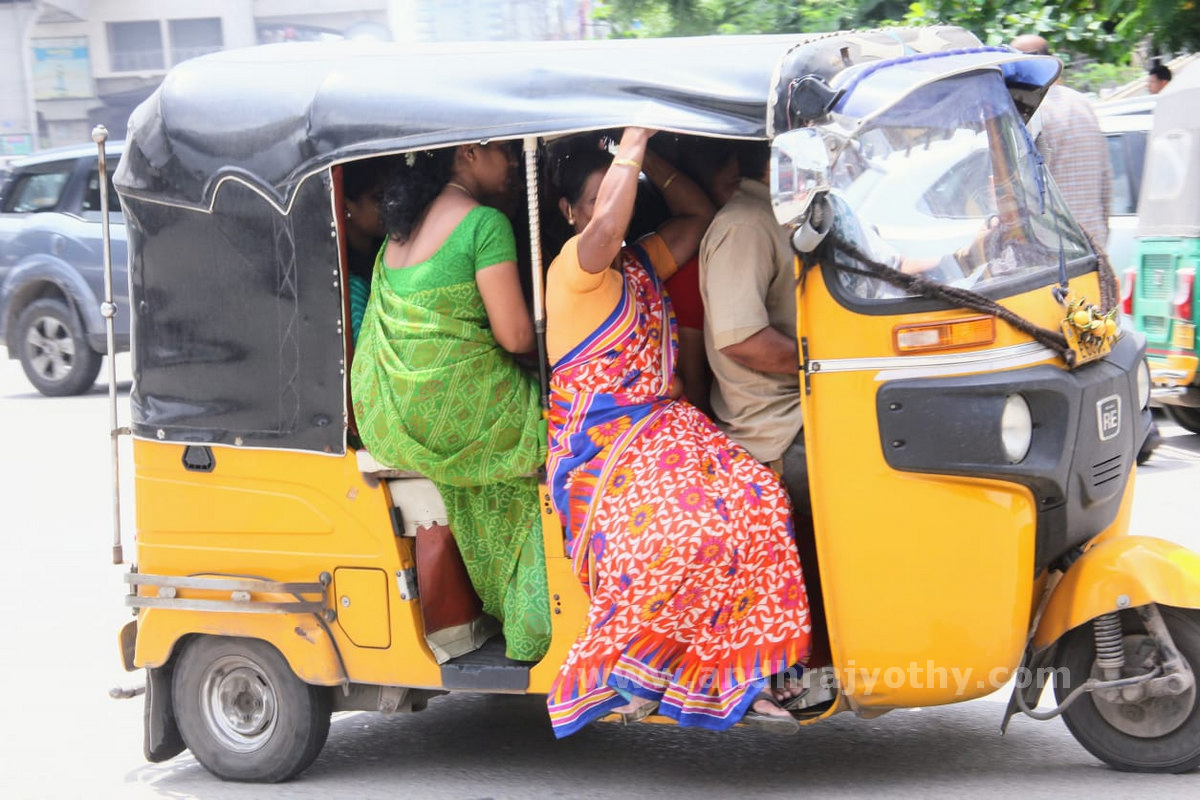 కార్మికుల సమ్మె.. ప్రయాణికుల అవస్థలు