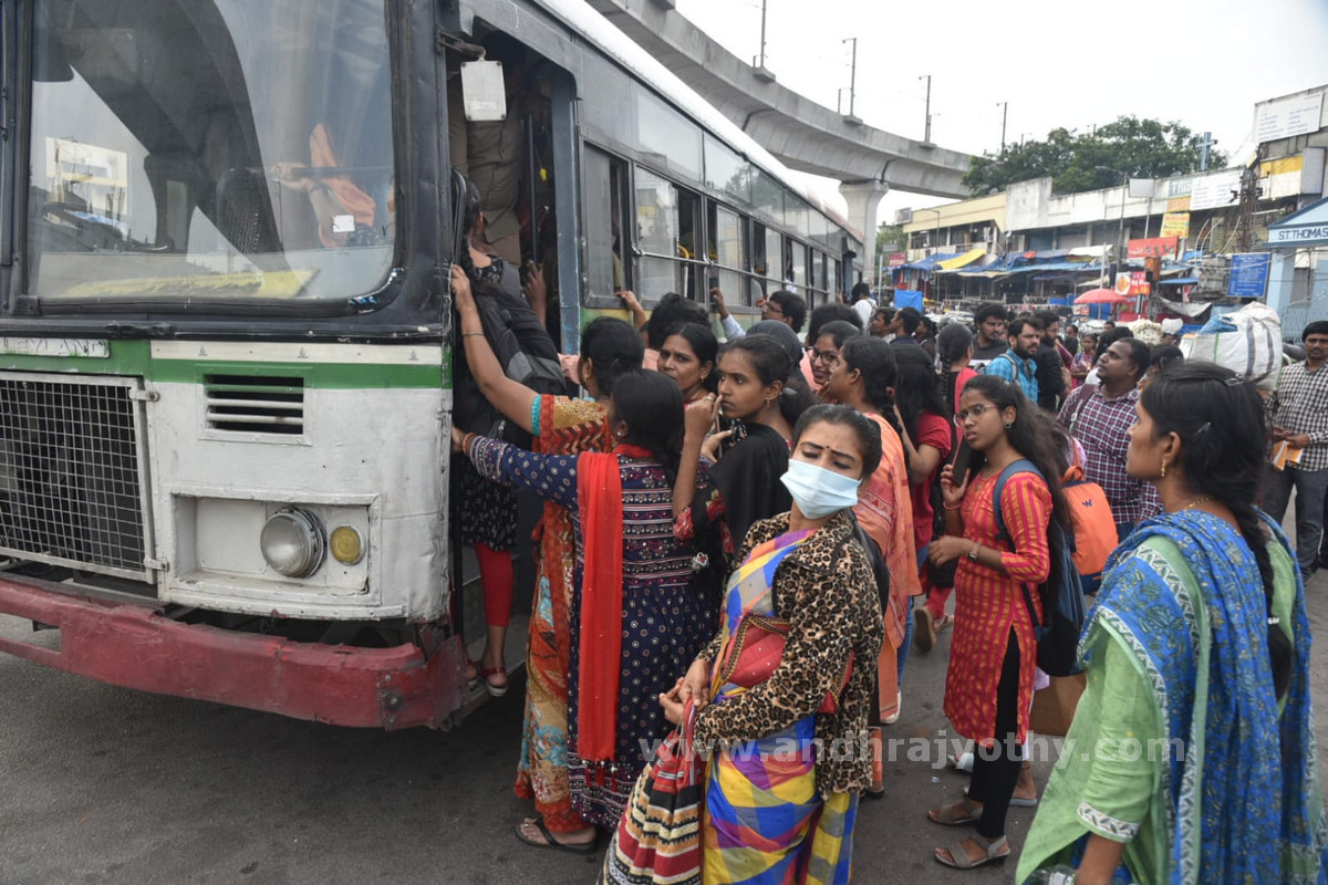 కార్మికుల సమ్మె.. ప్రయాణికుల అవస్థలు