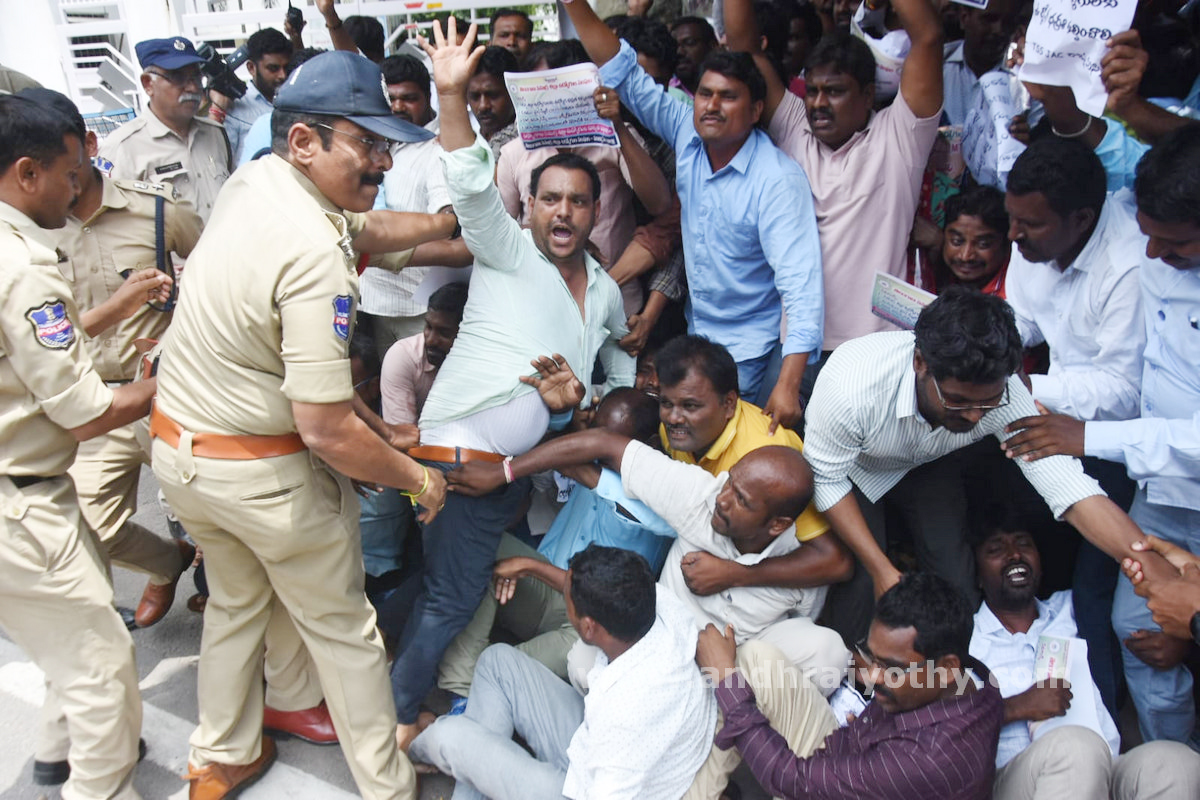 ‘సమగ్ర శిక్ష’ ఉద్యోగుల అరెస్ట్‌