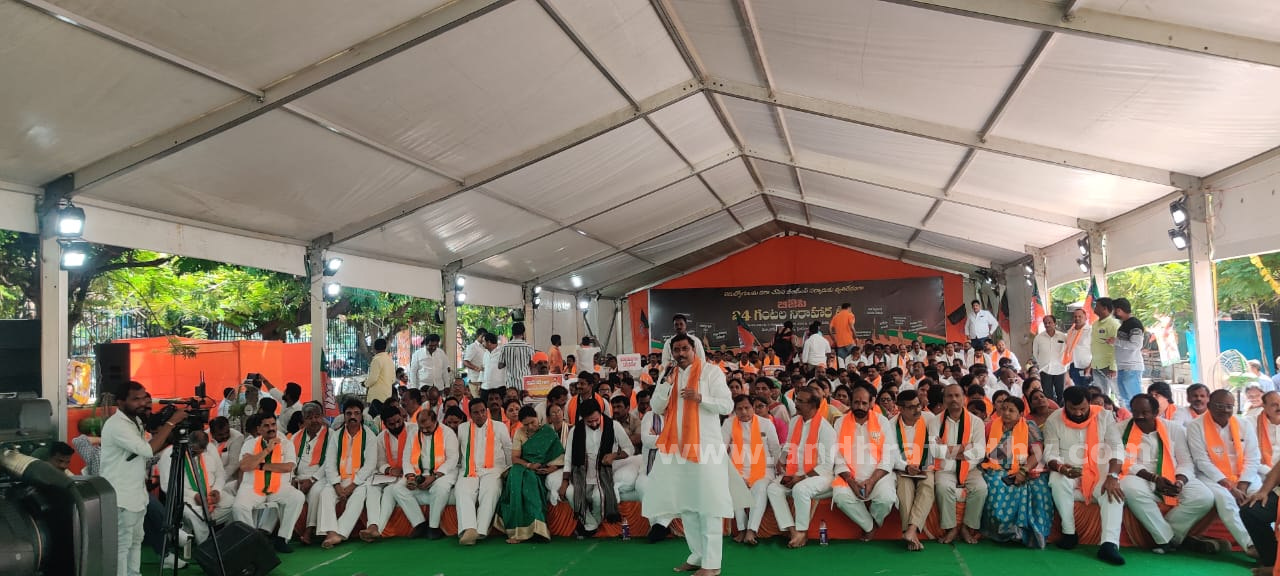 నిరుద్యోగులకు కేసీఆర్‌ వెన్నుపోటు
