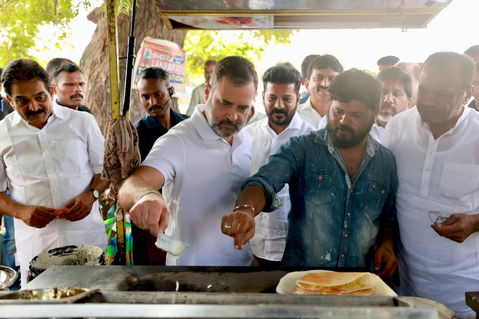 TS Assembly Polls : ‘విజయభేరి యాత్ర’లో భాగంగా సరదాగా దోసెలు వేసిన రాహుల్!