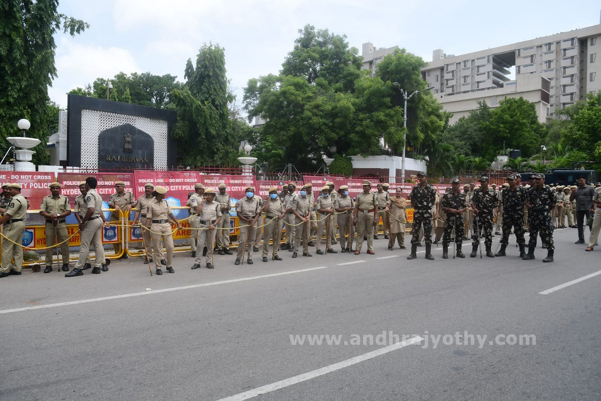 కార్మికుల సమ్మె.. ప్రయాణికుల అవస్థలు