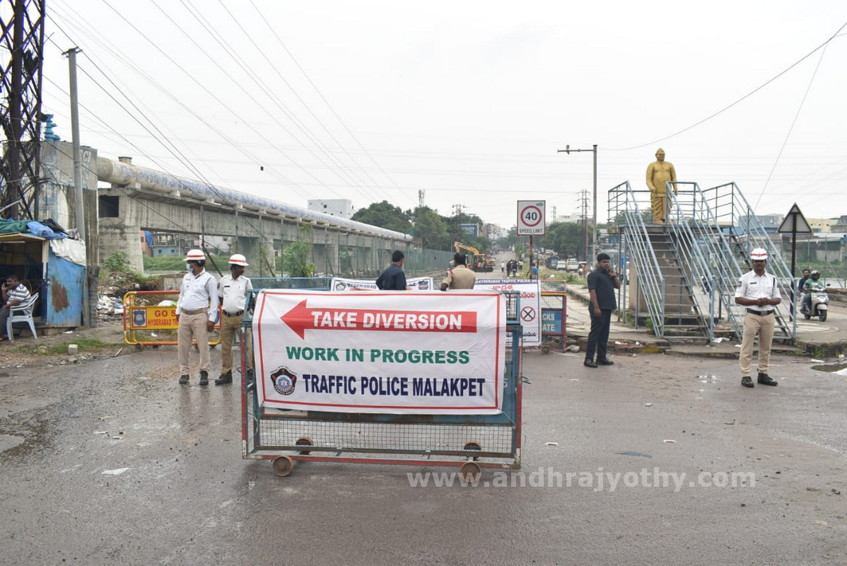 గుంతల రోడ్లు.. భారీగా ట్రాఫిక్‌ జామ్‌లు