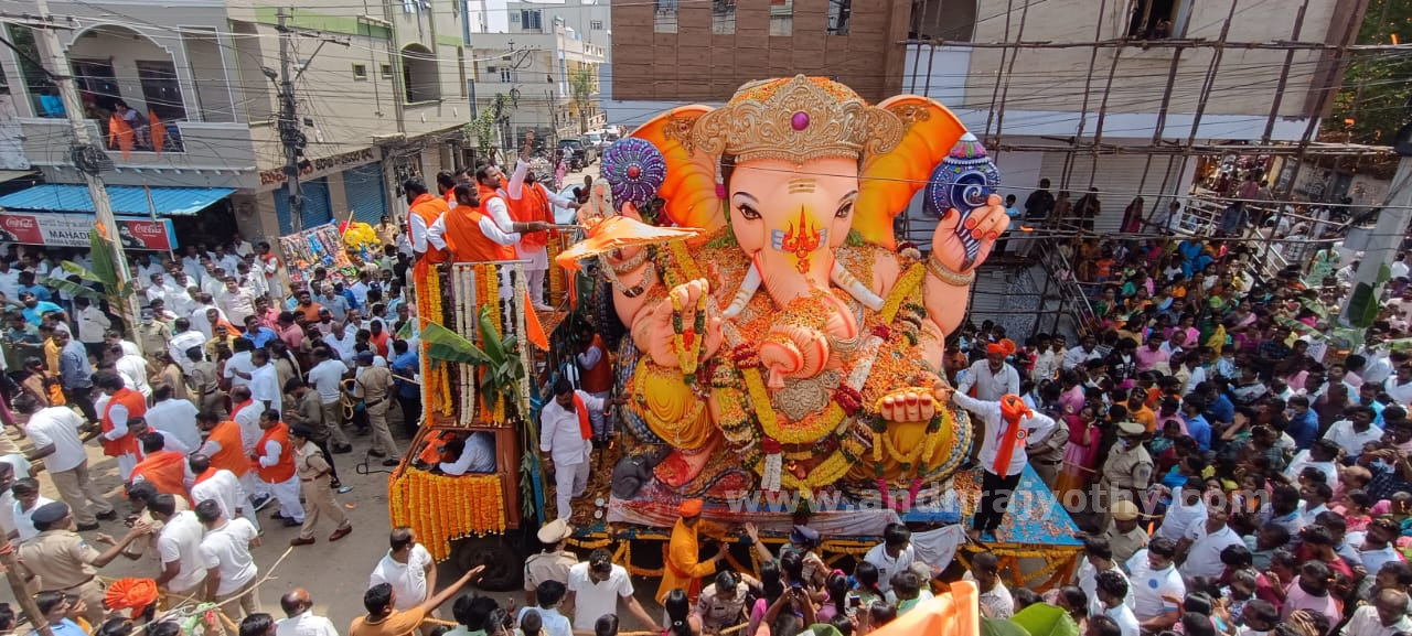 చార్మినార్‌ దాటిన బాలాపూర్‌ గణనాథుడు 