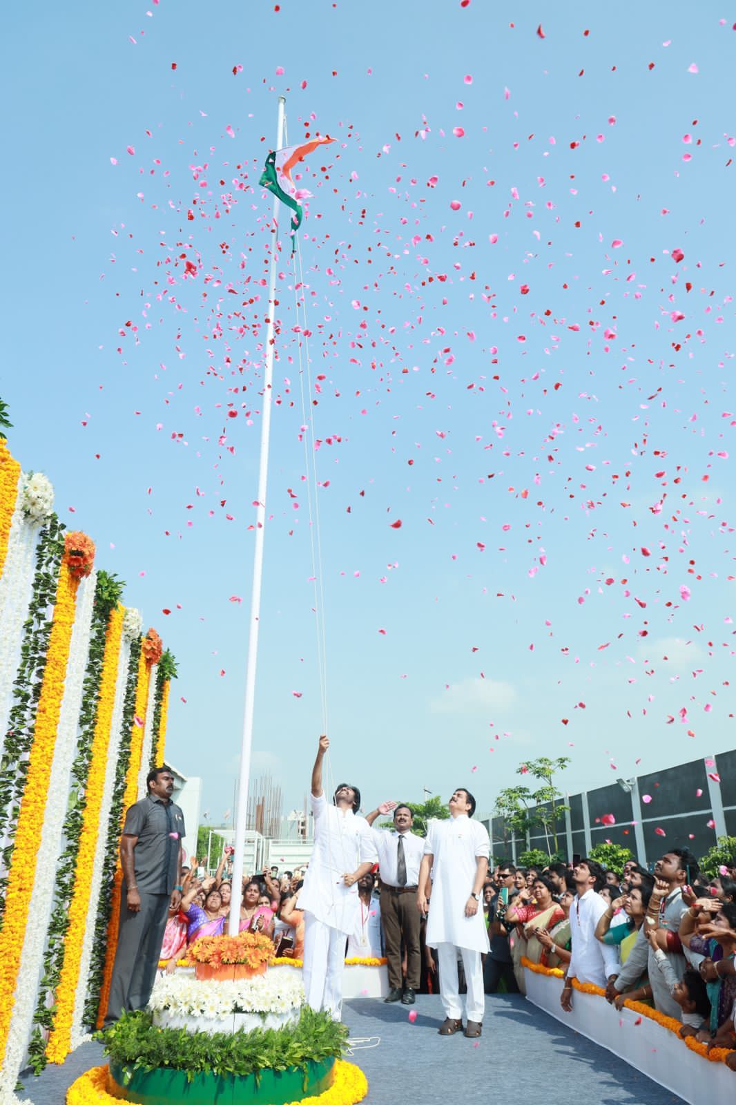 తెలుగు రాష్ట్రాల్లో ఘనంగా 77వ స్వాతంత్ర్య దినోత్సవ వేడుకలు