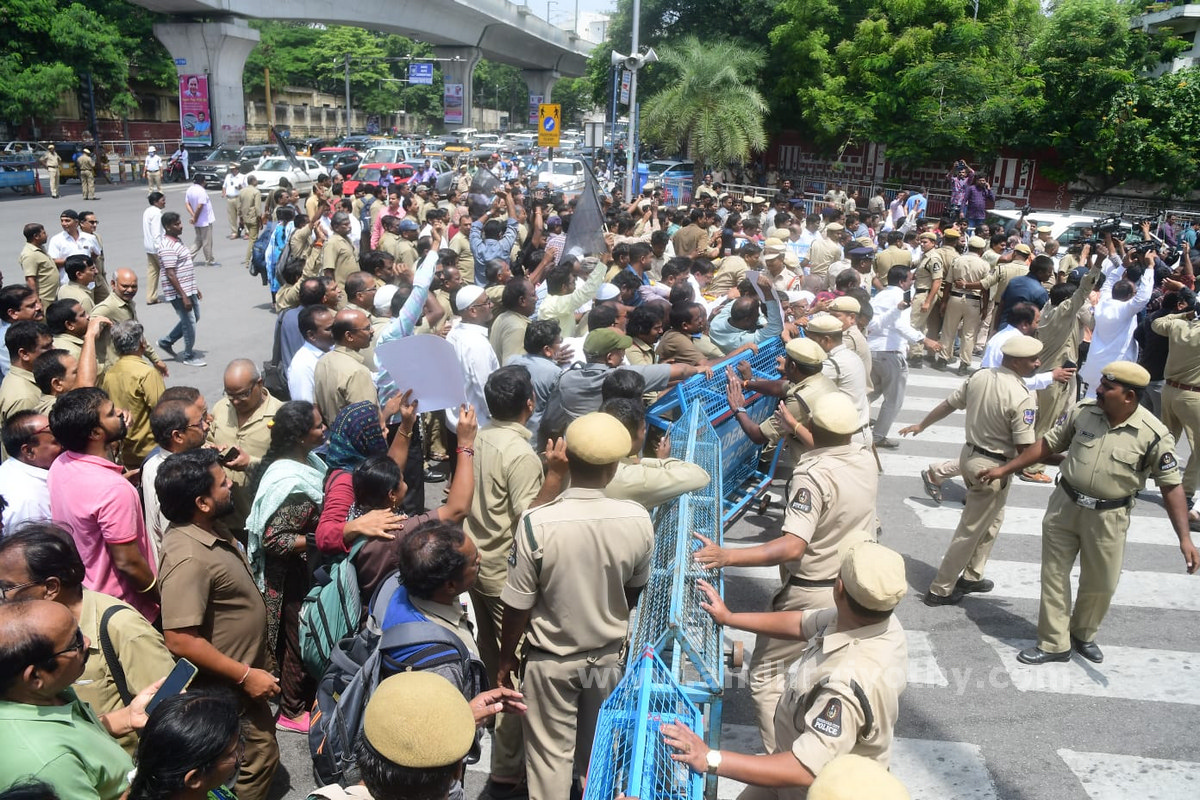 కార్మికుల సమ్మె.. ప్రయాణికుల అవస్థలు