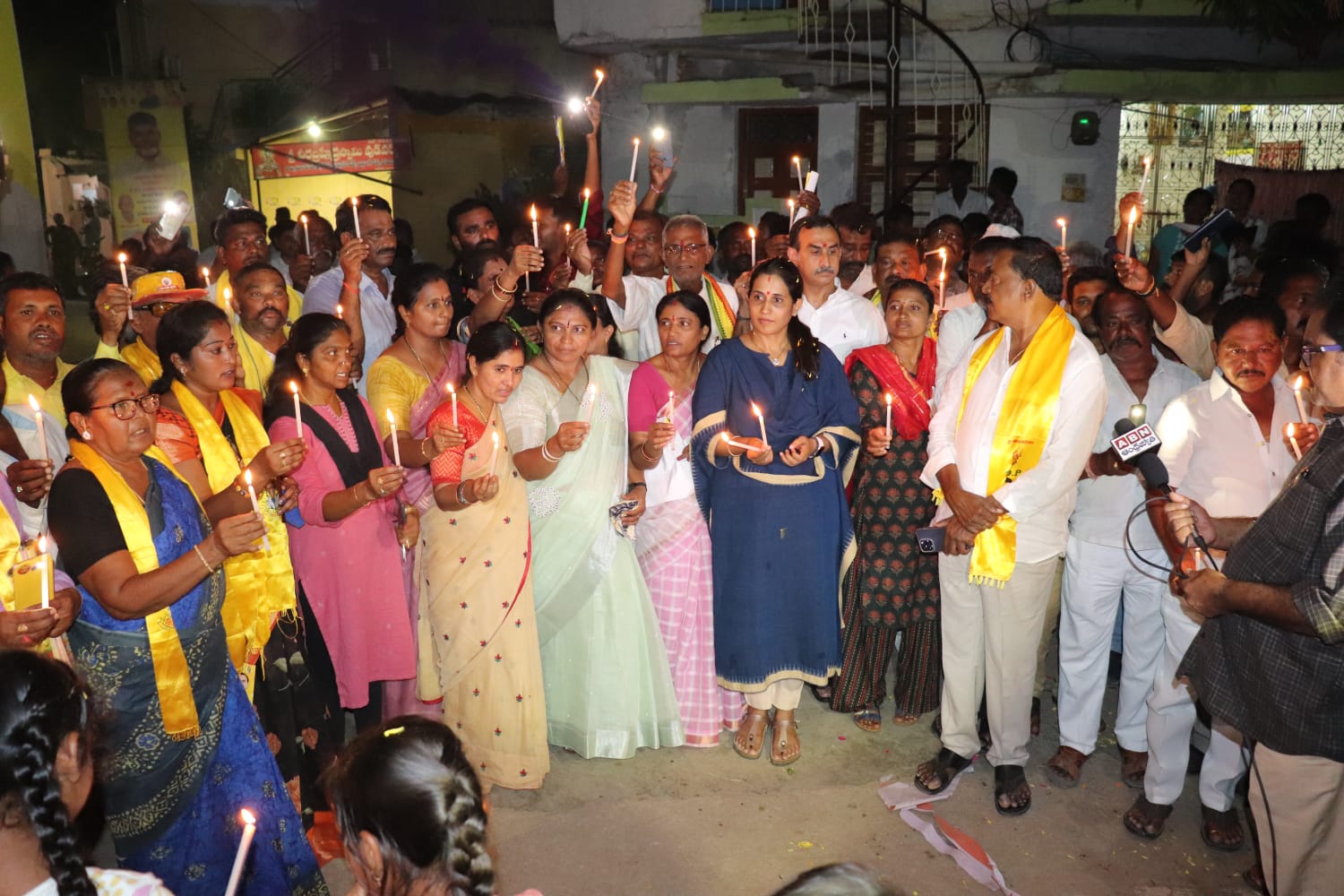 Telugu Desam Party: చంద్రబాబుకు మద్దతుగా టీడీపీ ఆధ్వర్యంలో ‘కాంతితో క్రాంతి’ (ఫొటోలు)