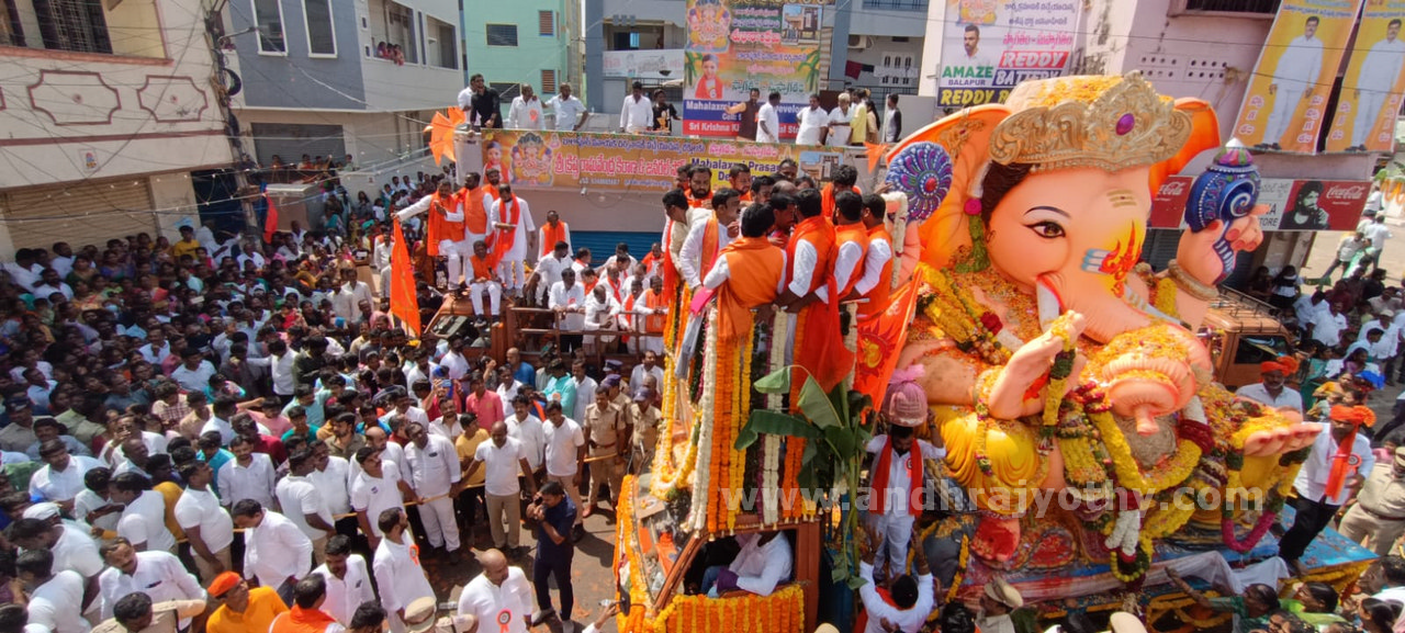చార్మినార్‌ దాటిన బాలాపూర్‌ గణనాథుడు 