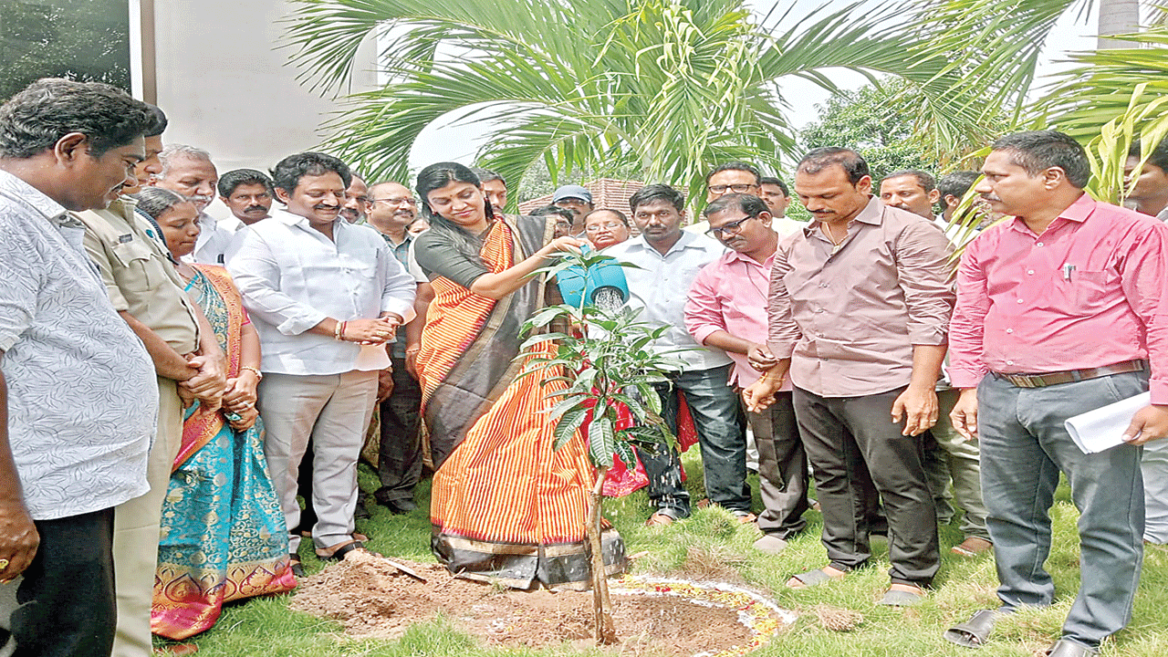 మహనీయులు, వీరులను స్మరించుకుందాం : కలెక్టర్‌ 