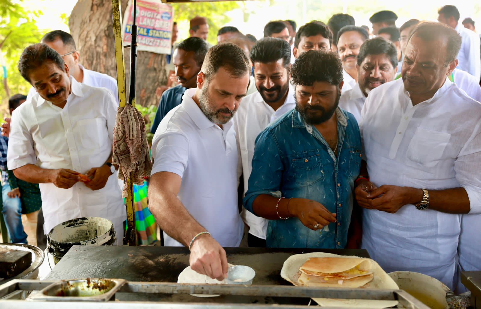 TS Assembly Polls : ‘విజయభేరి యాత్ర’లో భాగంగా సరదాగా దోసెలు వేసిన రాహుల్!