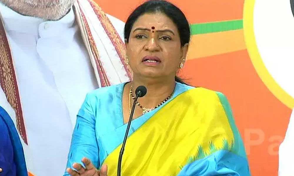 DK Aruna:  పోలీసులు గులాబీ కండువా వేసుకున్నారా..?