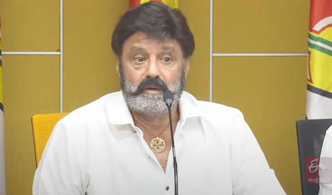 Balakrishna : బాలకృష్ణ కారును అడ్డుకున్న వైసీపీ కార్యకర్త.. చేతిలోని ప్లకార్డుతో..