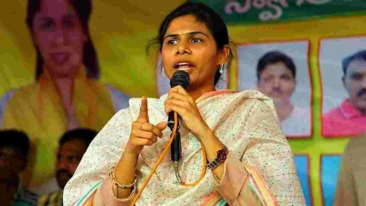 Bhuma Akhila Priya: ఒక్క చాన్స్ ఇస్తే జగన్..  రోడ్డు పాల్జేశారు..   భూమా అఖిలప్రియ విసుర్లు 