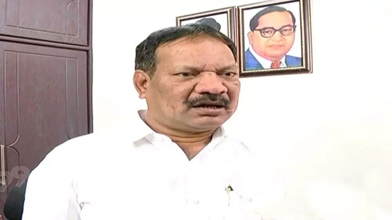 Former Minister: ఏపీకి ఈ రోజు చీకటి రోజ, సైకో జగన్‏కు పిచ్చి ముదిరింది: మాజీమంత్రి 