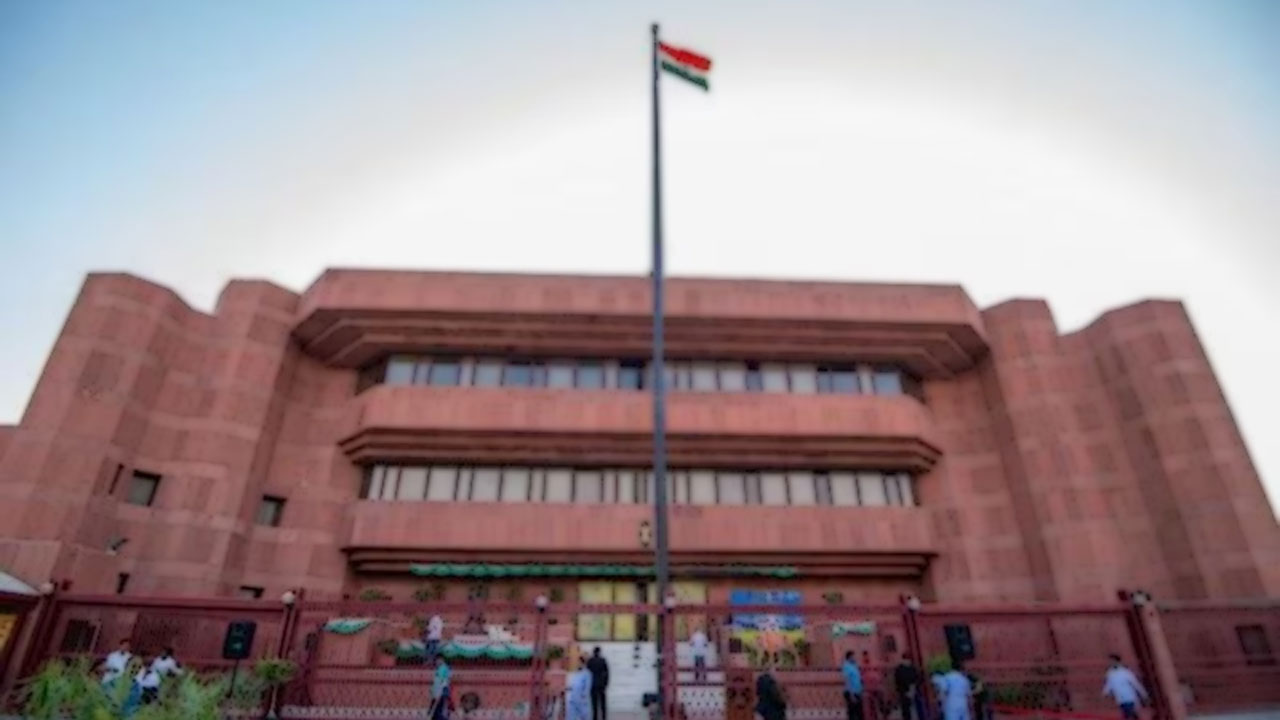 Indian Embassy in Kuwait: భారతీయ కార్మికులకు ఎంబసీ కీలక సూచన.. ఎట్టిపరిస్థితుల్లో ఆ పని చేయొద్దంటూ.. 