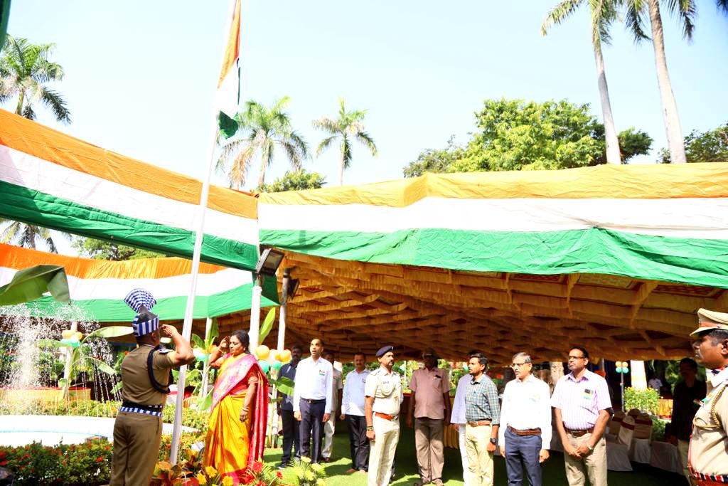 తెలుగు రాష్ట్రాల్లో ఘనంగా 77వ స్వాతంత్ర్య దినోత్సవ వేడుకలు