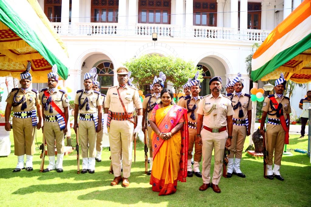 తెలుగు రాష్ట్రాల్లో ఘనంగా 77వ స్వాతంత్ర్య దినోత్సవ వేడుకలు