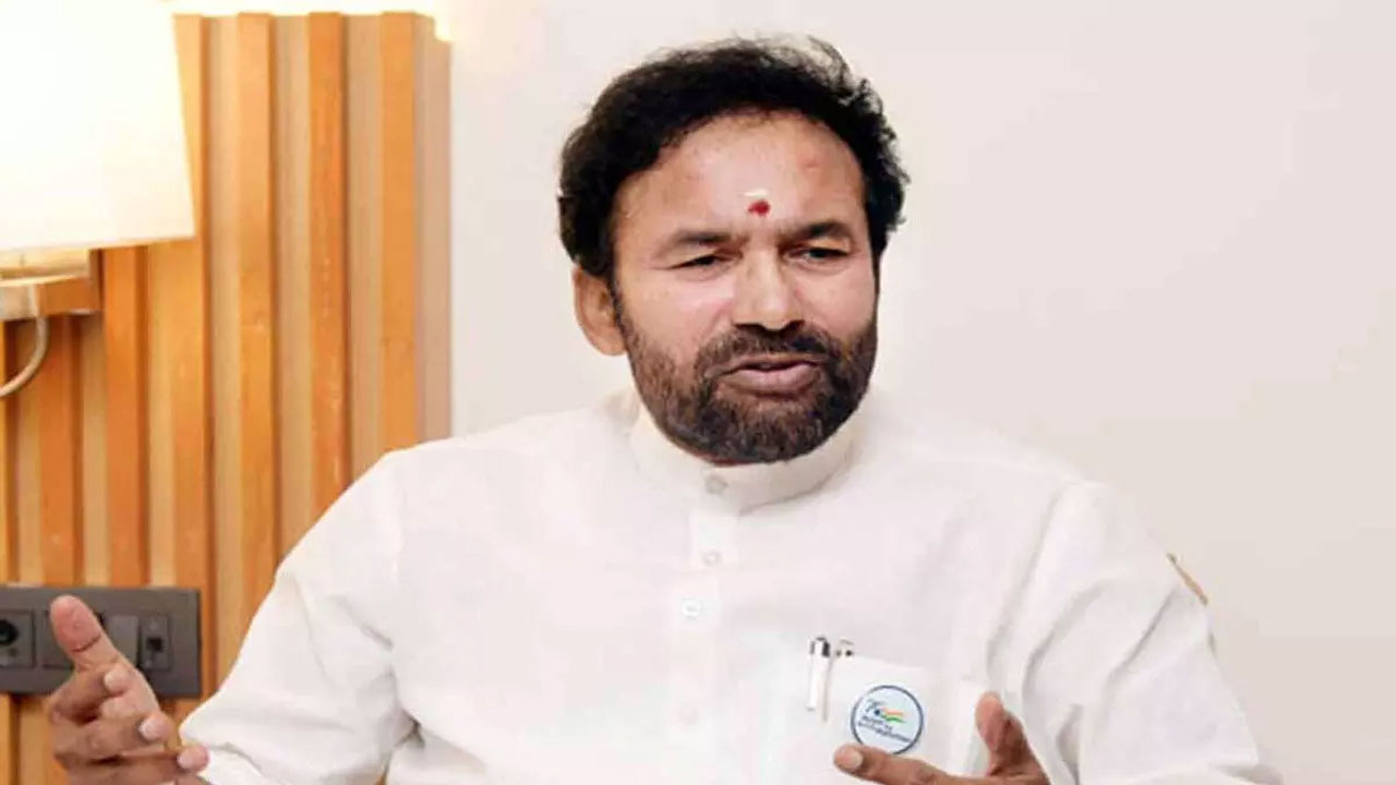 Union Minister Kishan Reddy: ఫోటోలు తీయవద్దు.. ఇంటర్వ్యూ ఇవ్వడానికి వచ్చాను..