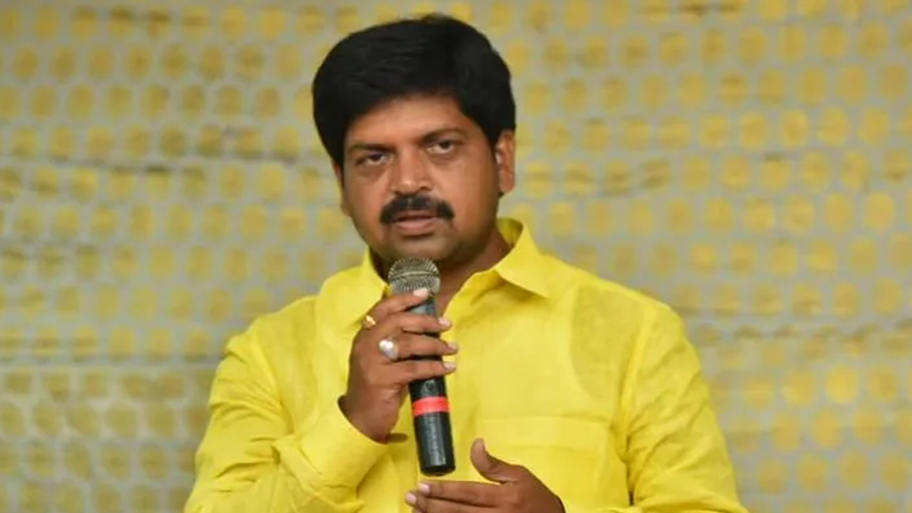 Kollu Ravindra: సీఎం జగన్‌కు పసుపు చొక్కా కనపడితే వణికి పోతున్నారంటూ కొల్లు రవీంద్ర ఫైర్