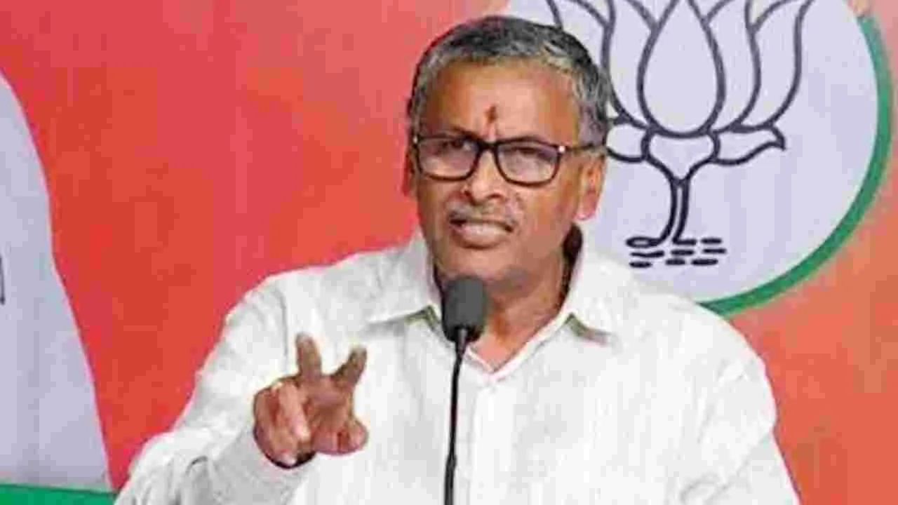 NVSS Prabhakar:  ఆ విషయంలో  బీఆర్ఎస్, కాంగ్రెస్ పార్టీల మధ్య  డీల్.. బీజేపీ నేత సంచలన వ్యాఖ్యలు