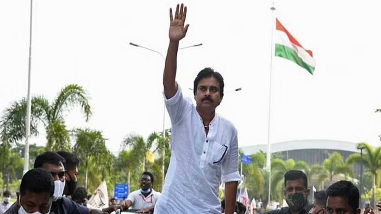 Pawan Kalyan: విశాఖ ఎయిర్‌పోర్ట్‌కు చేరుకున్న పవన్ కల్యాణ్