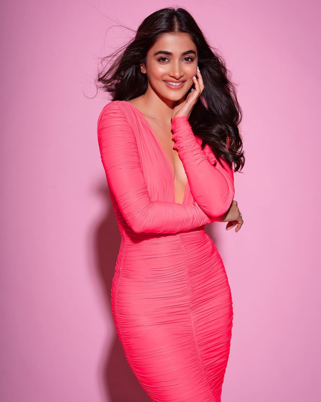 Pooja Hegde : ఎరుపెక్కిన అందాలతో క‌వ్విస్తోన్న పూజా హెగ్డే..  ఫొటోలు వైరల్!