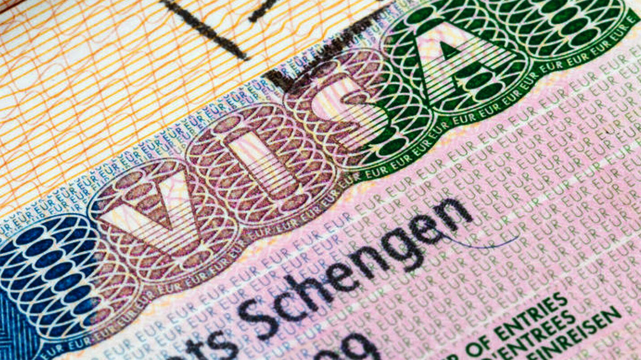 Schengen visa for Indians: భారతీయులకు స్కెంజెన్ వీసాల నిలిపివేత.. స్విట్జర్లాండ్ ఎంబసీ ఏం చెప్పిందంటే..