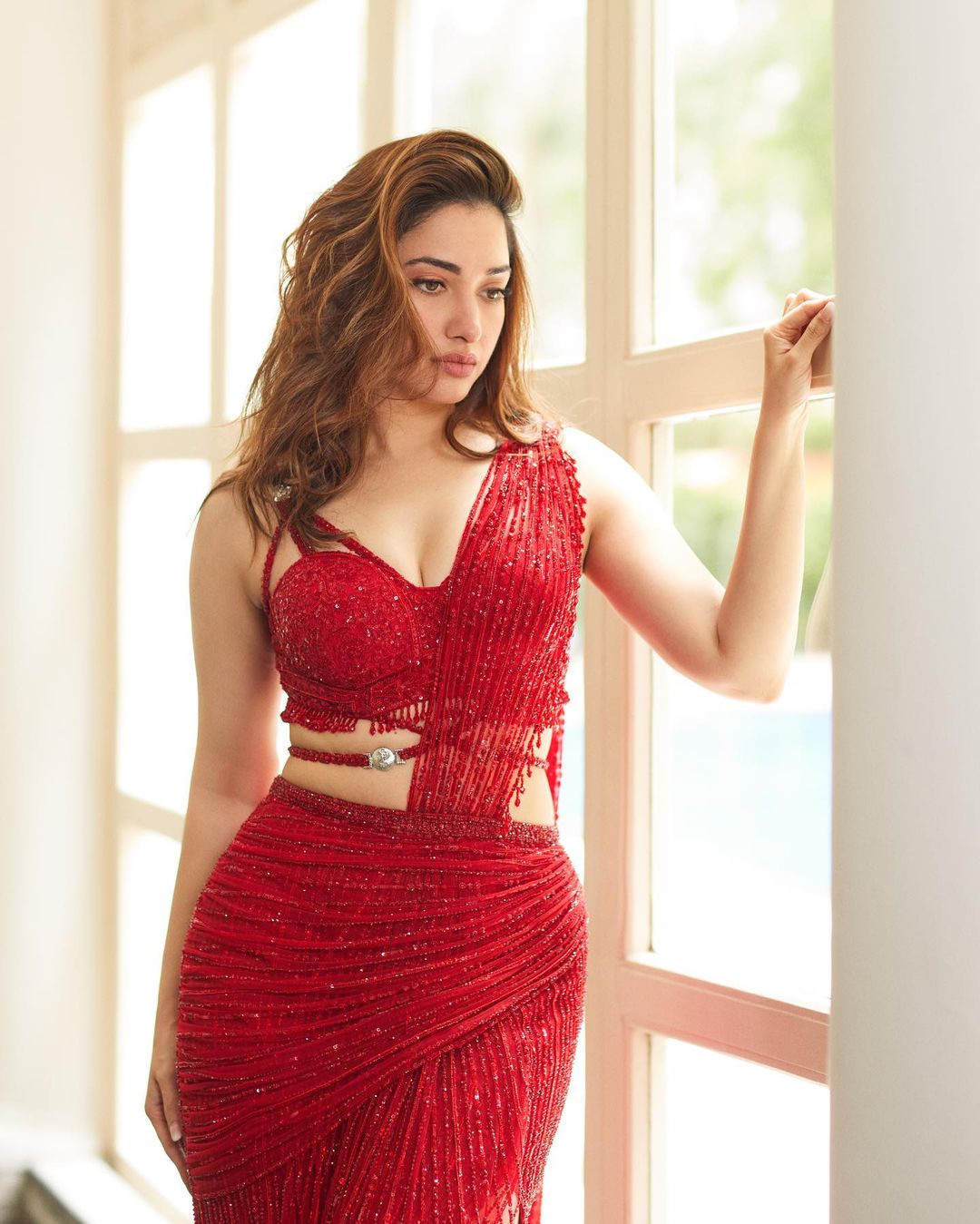 Tamannaah Bhatia: రెడ్ డ్రెస్‌లో హోయలు పోతున్న మిల్కి బ్యూటీ.. ఫొటోలు వైరల్..!