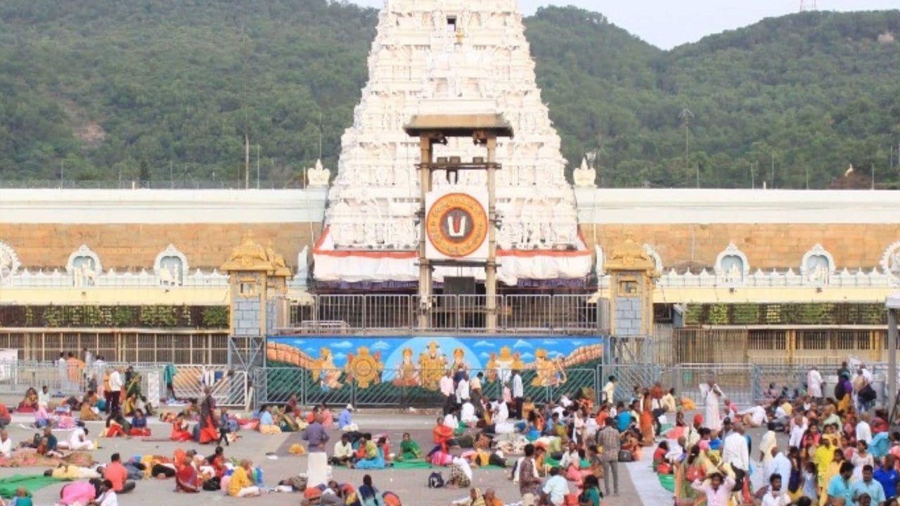 Tirumala : శ్రీవారి దర్శనానికి నేడు ఎన్ని గంటల సమయం పడుతోందంటే..