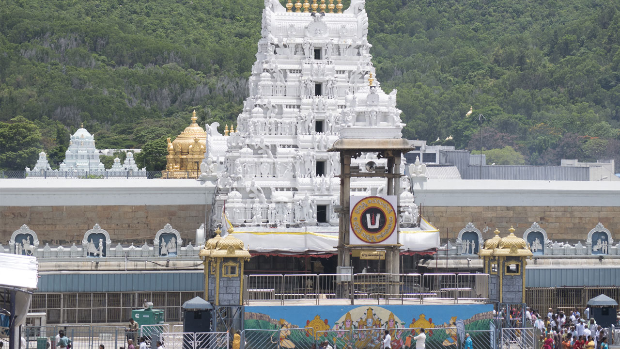 Tirupati : శ్రీవారి భక్తులకు గుడ్ న్యూస్.. నేడు నేరుగానే శ్రీవారి దర్శనం..