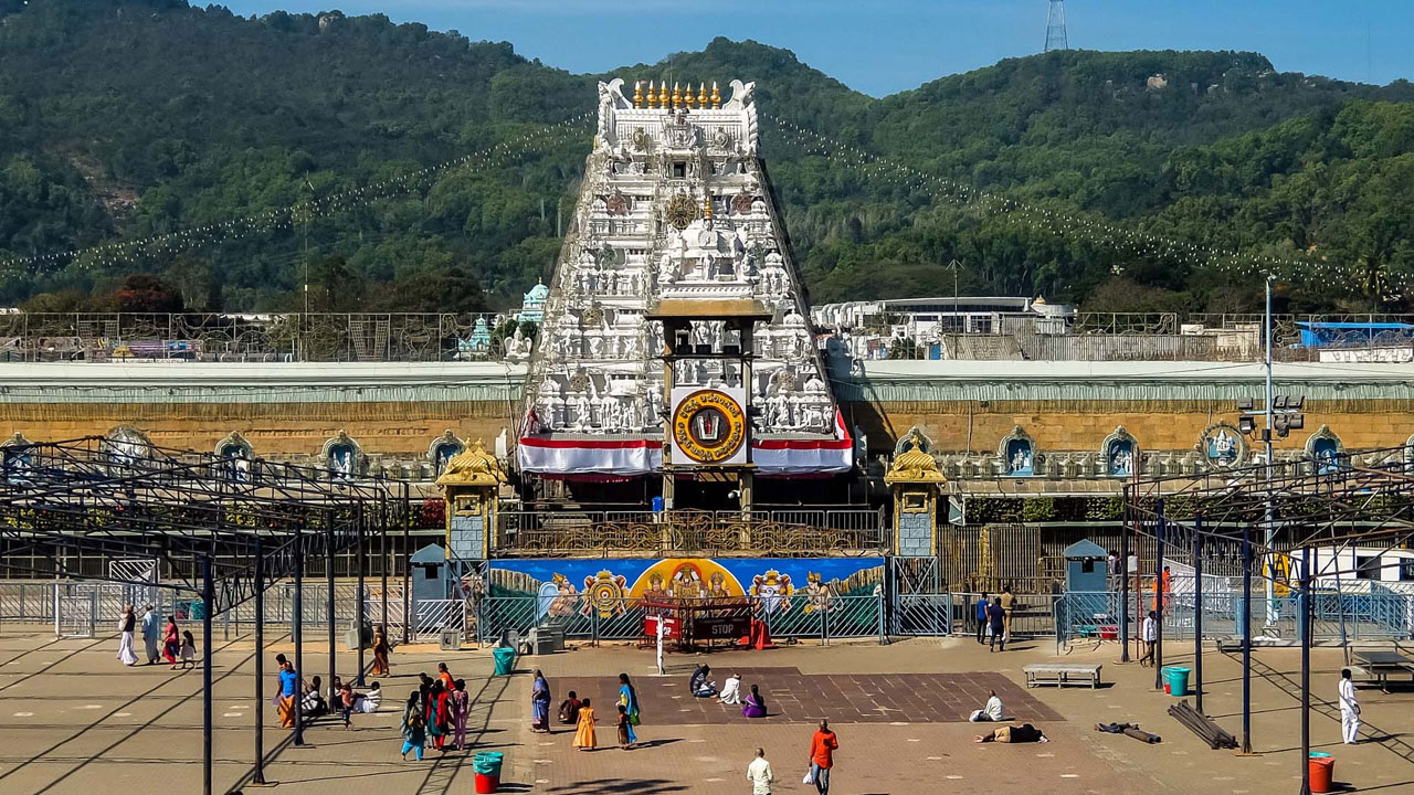 Tirupati : వామ్మో.. తిరుమలలో ఇంత రద్దీనా?.. క్యూలైన్లు అన్నీ నిండిపోయి..