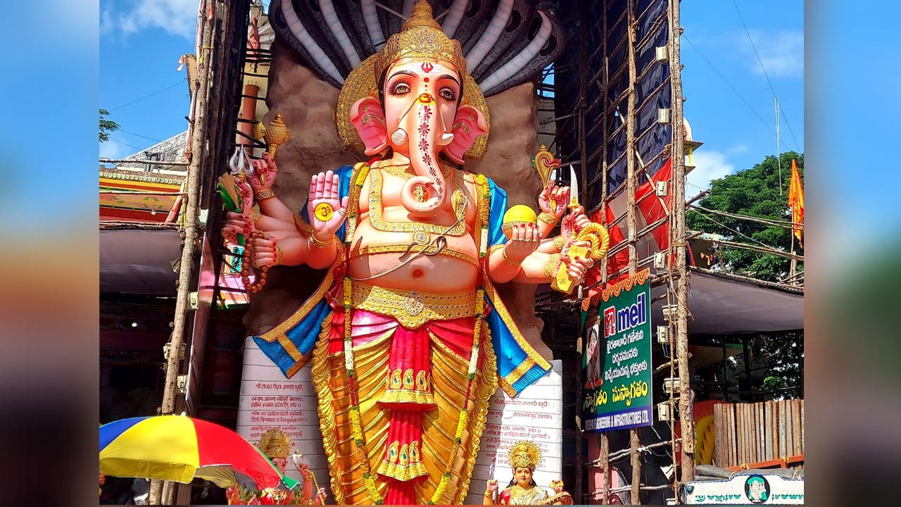 Khairathabad Ganesh : ప్రారంభమైన ఖైరతాబాద్ వినాయకుడి శోభాయాత్ర