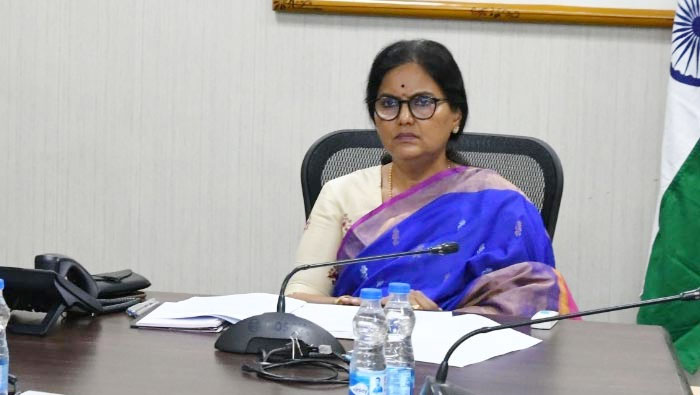  CS Shanti Kumari : వర్షాలు పడుతున్నాయి.. అధికారులు అలర్ట్ కావాలి.. సీఎస్ ఆదేశం