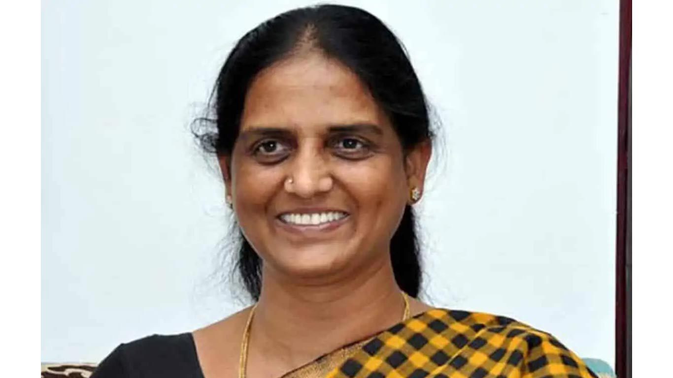 Minister Sabita Reddy: బాలాపూర్ గణేష్‌కు తొలి పూజ చేసిన మంత్రి సబితా 