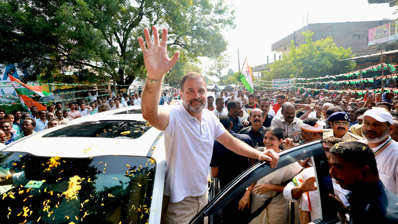 TS Assembly Polls : ‘విజయభేరి యాత్ర’లో భాగంగా సరదాగా దోసెలు వేసిన రాహుల్!