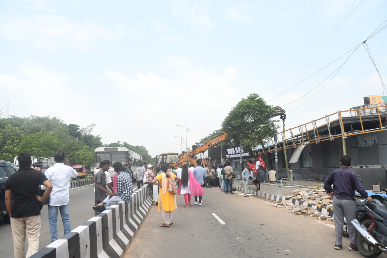 Bus Bay Collapses : విశాఖపట్నంలో కుప్పకూలిన ఆర్టీసీ కాంప్లెక్స్ దగ్గర బేస్‍బే.. ప్రయాణికులకు తప్పిన ముప్పు