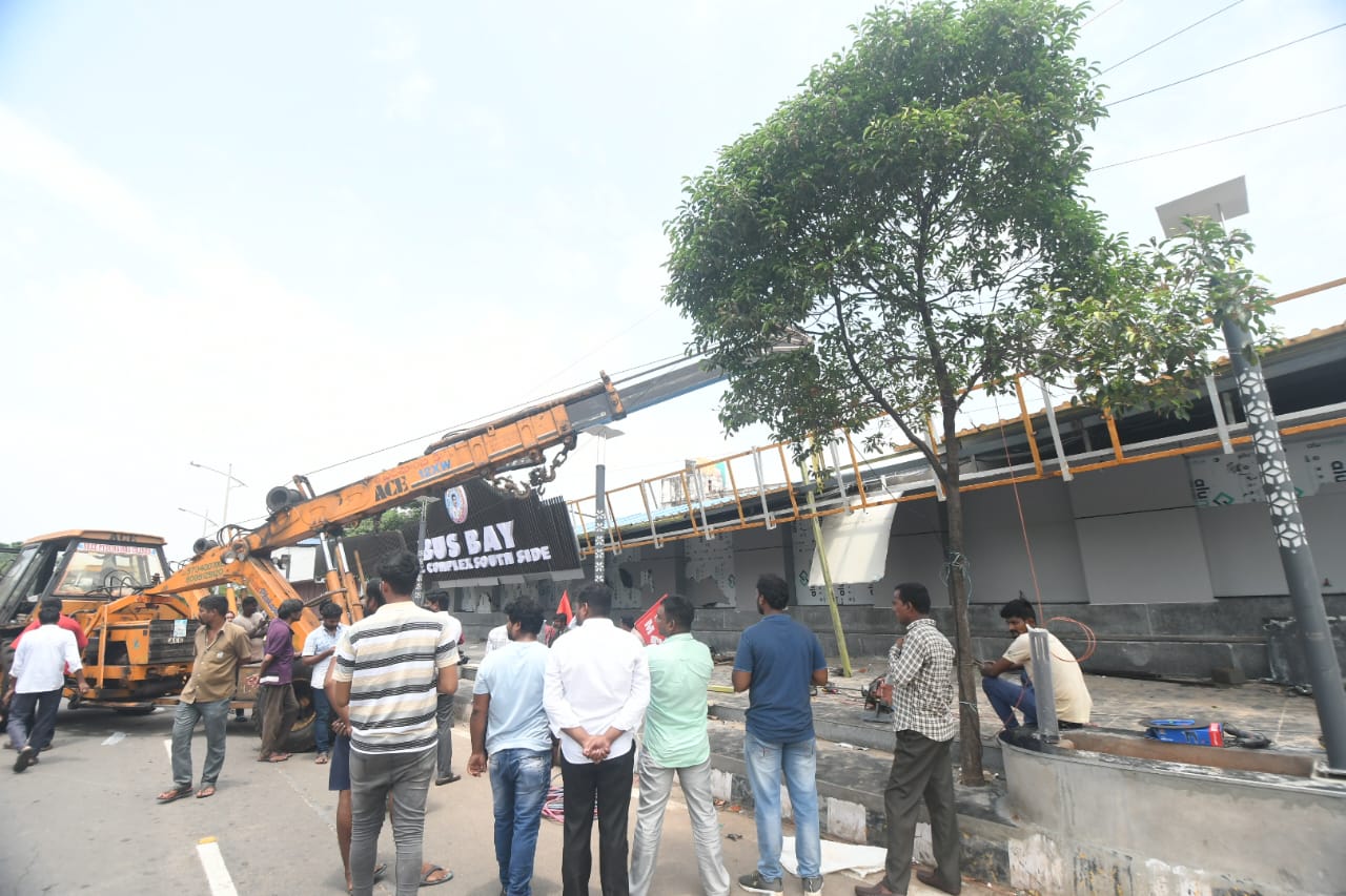 Bus Bay Collapses : విశాఖపట్నంలో కుప్పకూలిన ఆర్టీసీ కాంప్లెక్స్ దగ్గర బేస్‍బే.. ప్రయాణికులకు తప్పిన ముప్పు