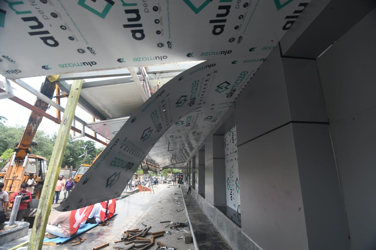 Bus Bay Collapses : విశాఖపట్నంలో కుప్పకూలిన ఆర్టీసీ కాంప్లెక్స్ దగ్గర బేస్‍బే.. ప్రయాణికులకు తప్పిన ముప్పు