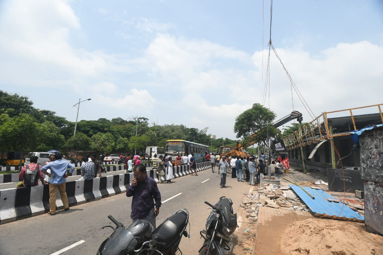 Bus Bay Collapses : విశాఖపట్నంలో కుప్పకూలిన ఆర్టీసీ కాంప్లెక్స్ దగ్గర బేస్‍బే.. ప్రయాణికులకు తప్పిన ముప్పు