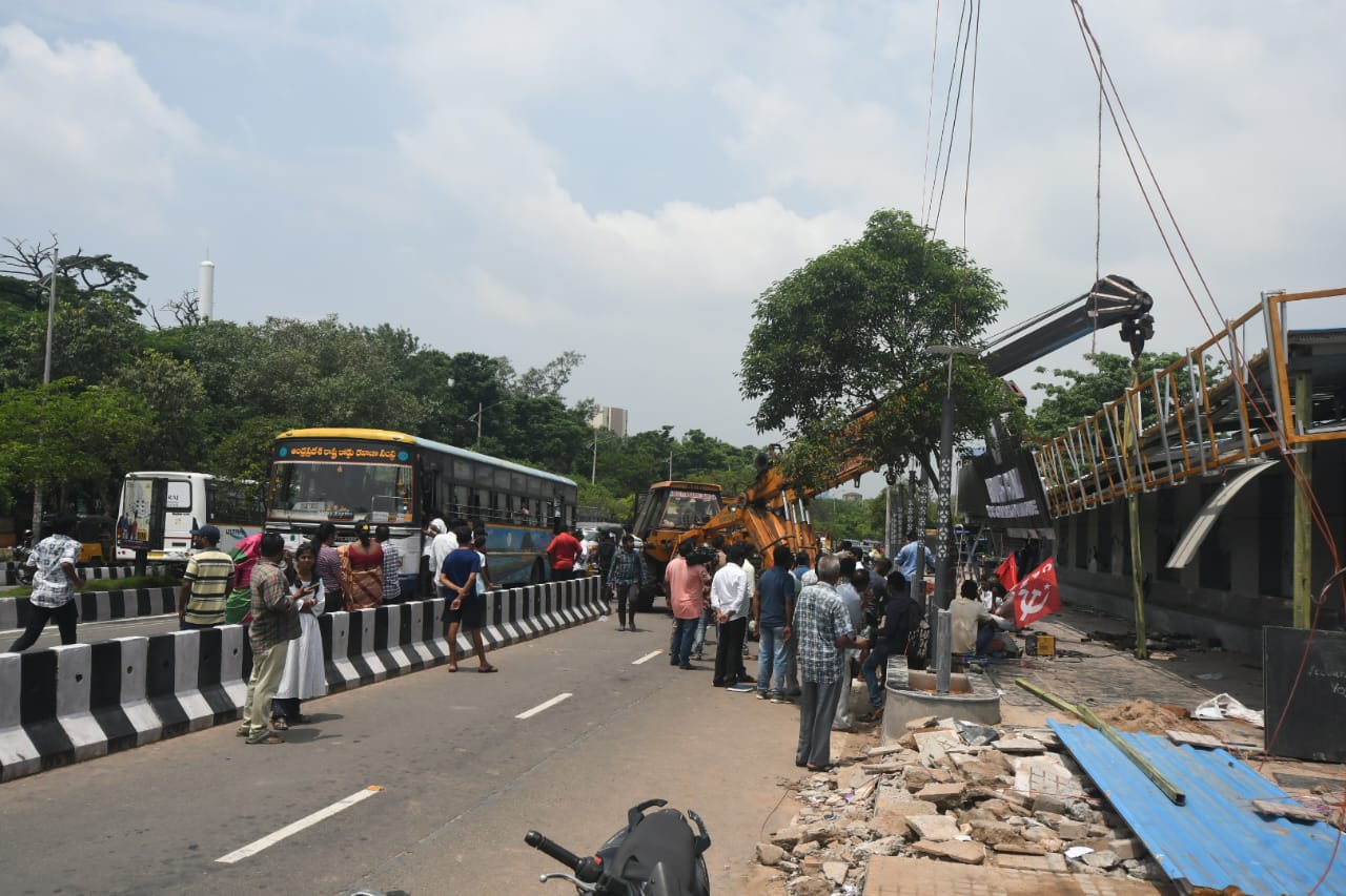 Bus Bay Collapses : విశాఖపట్నంలో కుప్పకూలిన ఆర్టీసీ కాంప్లెక్స్ దగ్గర బేస్‍బే.. ప్రయాణికులకు తప్పిన ముప్పు