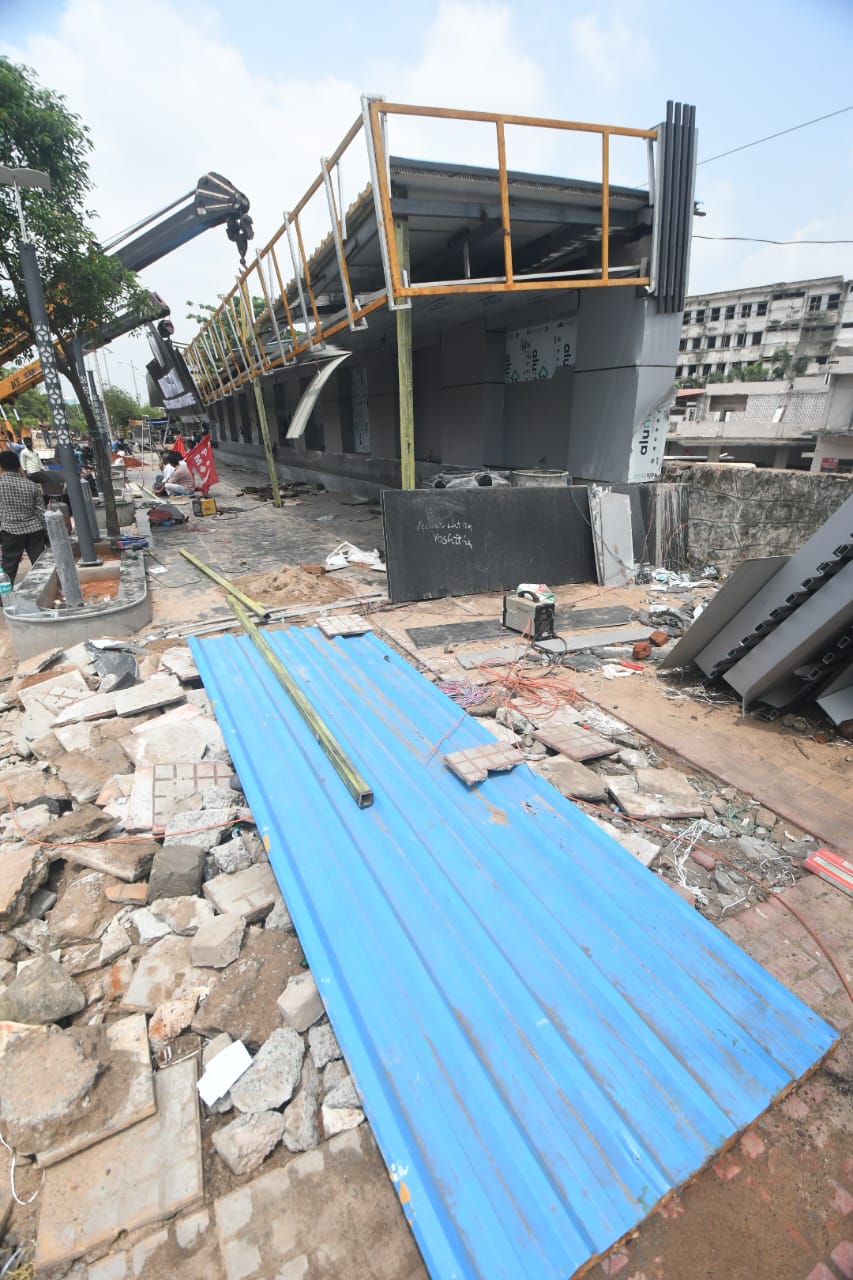 Bus Bay Collapses : విశాఖపట్నంలో కుప్పకూలిన ఆర్టీసీ కాంప్లెక్స్ దగ్గర బేస్‍బే.. ప్రయాణికులకు తప్పిన ముప్పు