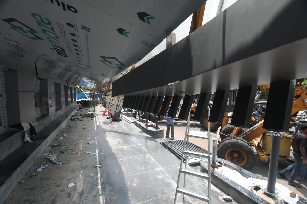 Bus Bay Collapses : విశాఖపట్నంలో కుప్పకూలిన ఆర్టీసీ కాంప్లెక్స్ దగ్గర బేస్‍బే.. ప్రయాణికులకు తప్పిన ముప్పు