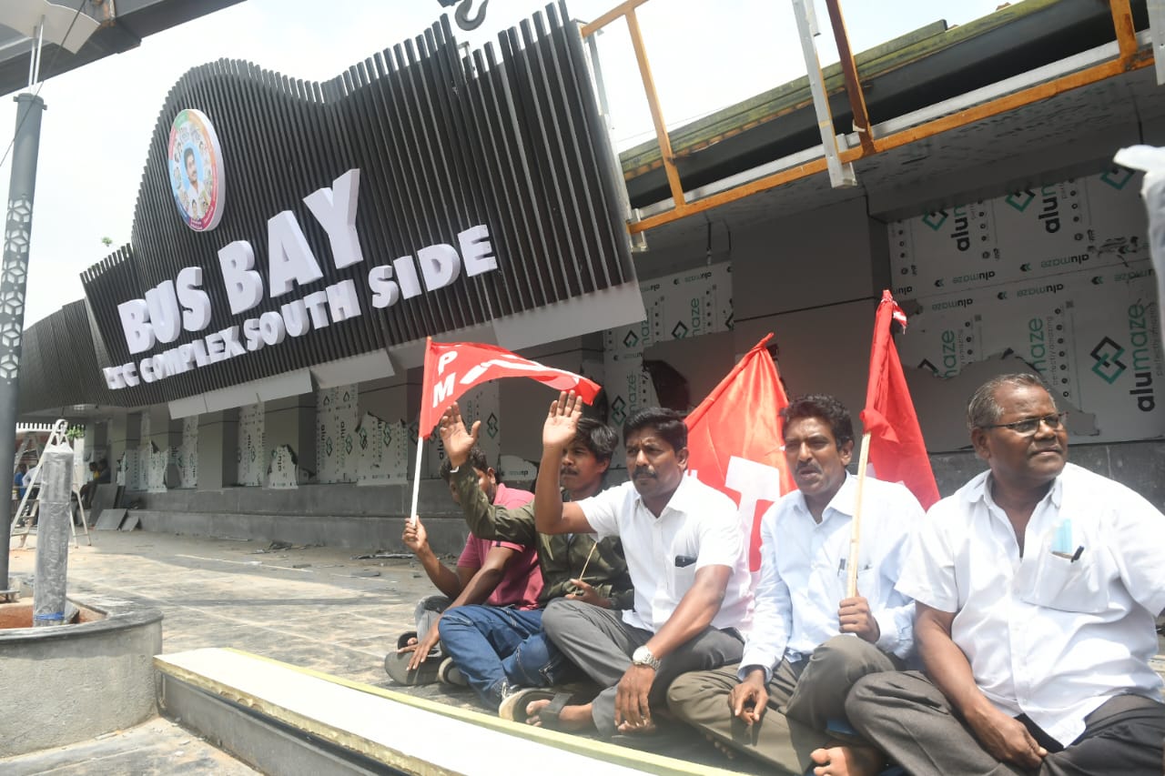 Bus Bay Collapses : విశాఖపట్నంలో కుప్పకూలిన ఆర్టీసీ కాంప్లెక్స్ దగ్గర బేస్‍బే.. ప్రయాణికులకు తప్పిన ముప్పు