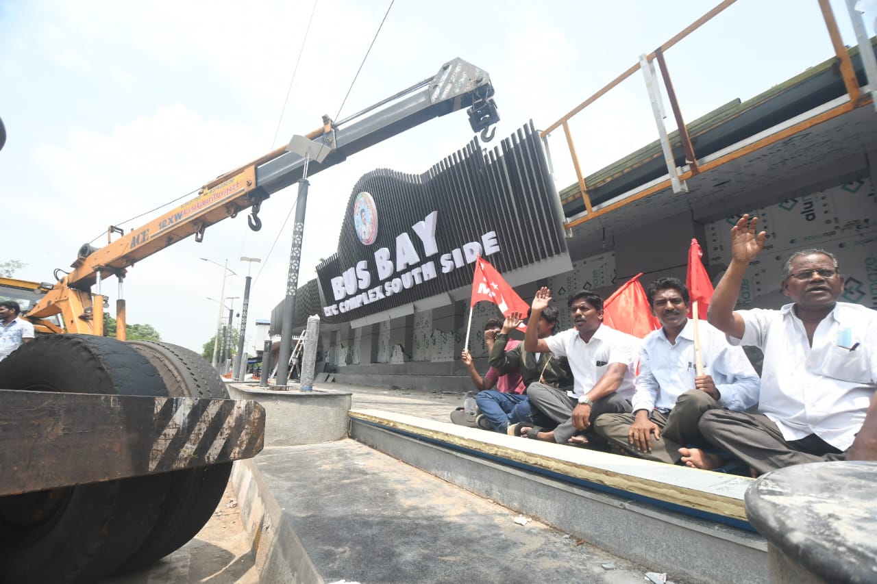 Bus Bay Collapses : విశాఖపట్నంలో కుప్పకూలిన ఆర్టీసీ కాంప్లెక్స్ దగ్గర బేస్‍బే.. ప్రయాణికులకు తప్పిన ముప్పు