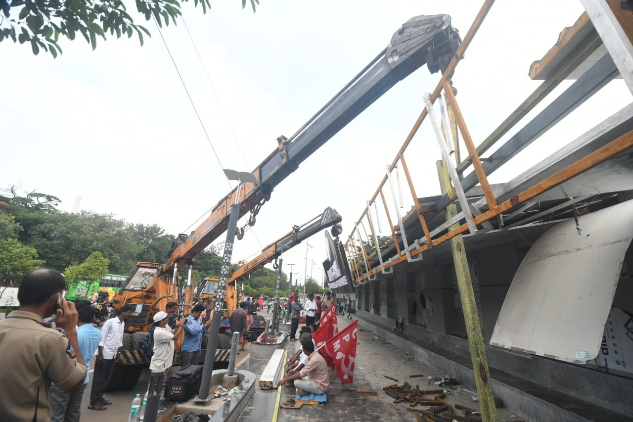 Bus Bay Collapses : విశాఖపట్నంలో కుప్పకూలిన ఆర్టీసీ కాంప్లెక్స్ దగ్గర బేస్‍బే.. ప్రయాణికులకు తప్పిన ముప్పు